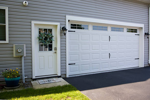 24/7 Emergency Garage Door Panel Replacement experts in Vamo, FL
